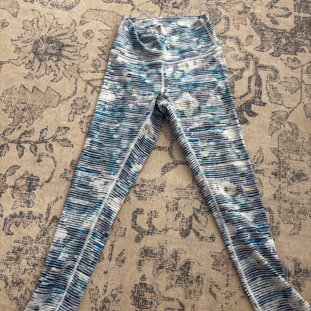 luluemon size 4 blue and white leggings